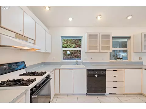 Kitchen - 8431 Cason Ct, Gladstone, OR 97027 photo 4 of 6