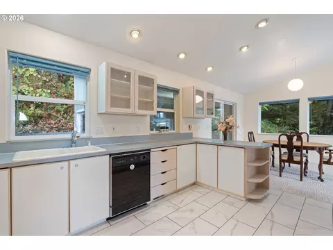 Kitchen - 8431 Cason Ct, Gladstone, OR 97027 photo 3 of 6