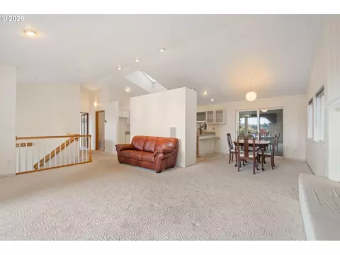 Living - 8431 Cason Ct, Gladstone, OR 97027 photo 4 of 6
