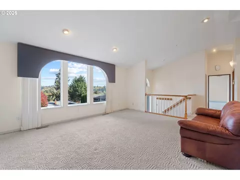 Living - 8431 Cason Ct, Gladstone, OR 97027 photo 2 of 6