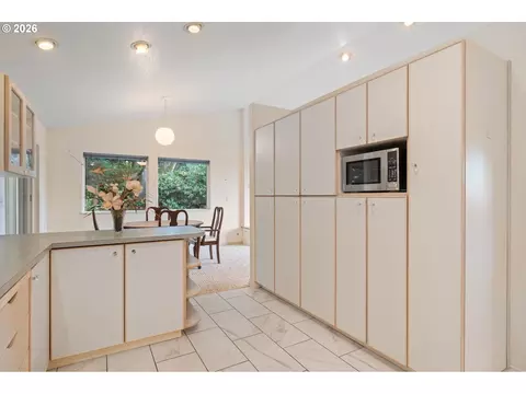 Kitchen - 8431 Cason Ct, Gladstone, OR 97027 photo 2 of 6