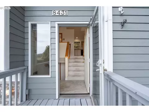 Entry Way - 8431 Cason Ct, Gladstone, OR 97027 photo 1 of 1