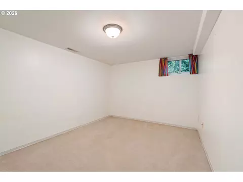 Bedroom - 8431 Cason Ct, Gladstone, OR 97027 photo 4 of 4