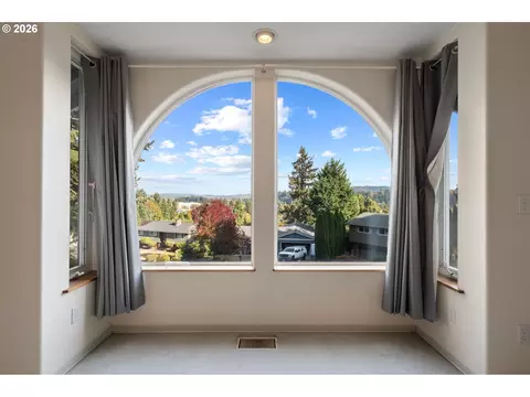 Living - 8431 Cason Ct, Gladstone, OR 97027 photo 6 of 6