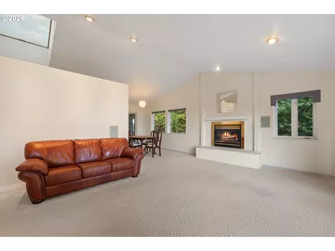 Living - 8431 Cason Ct, Gladstone, OR 97027 photo 3 of 6