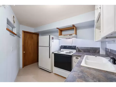 Kitchen - 8431 Cason Ct, Gladstone, OR 97027 photo 5 of 6