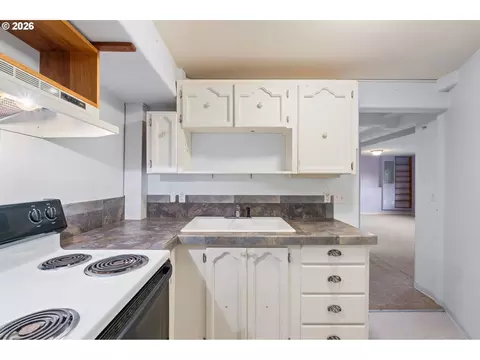 Kitchen - 8431 Cason Ct, Gladstone, OR 97027 photo 6 of 6