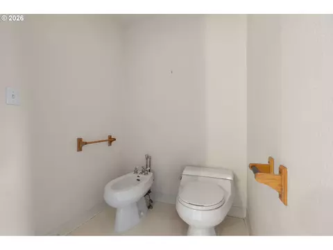 Bath - 8431 Cason Ct, Gladstone, OR 97027 photo 4 of 5