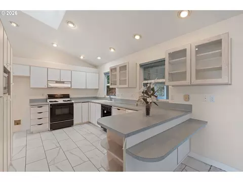 Kitchen - 8431 Cason Ct, Gladstone, OR 97027 photo 1 of 6