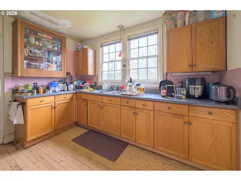Kitchen - 325 River Rd, Eugene, OR 97404 photo 3 of 6