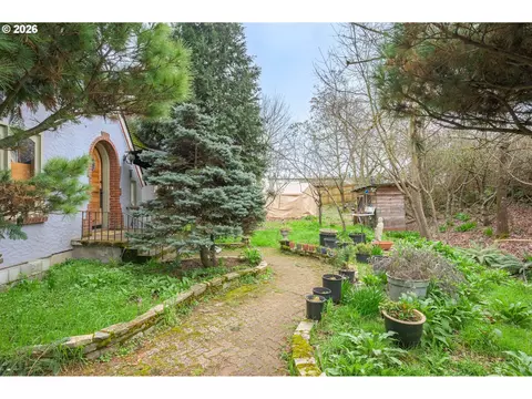 Exterior - 325 River Rd, Eugene, OR 97404 photo 2 of 11