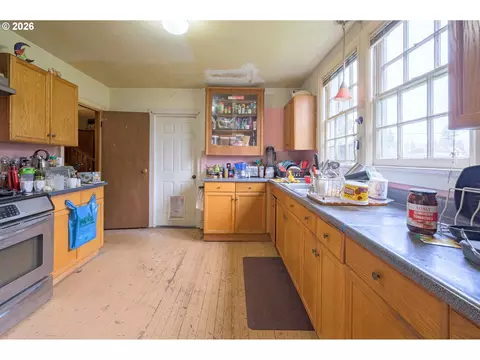 Kitchen - 325 River Rd, Eugene, OR 97404 photo 2 of 6
