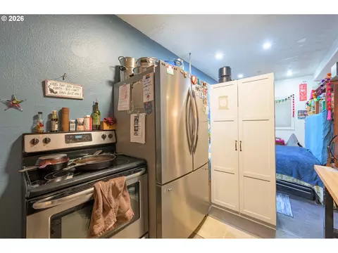 Kitchen - 325 River Rd, Eugene, OR 97404 photo 6 of 6