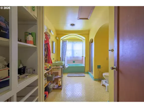 Bath - 325 River Rd, Eugene, OR 97404 photo 3 of 4