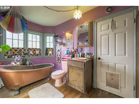 Bath - 325 River Rd, Eugene, OR 97404 photo 1 of 4
