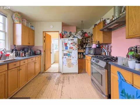Kitchen - 325 River Rd, Eugene, OR 97404 photo 4 of 6