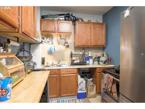 Kitchen - 325 River Rd, Eugene, OR 97404 photo 5 of 6