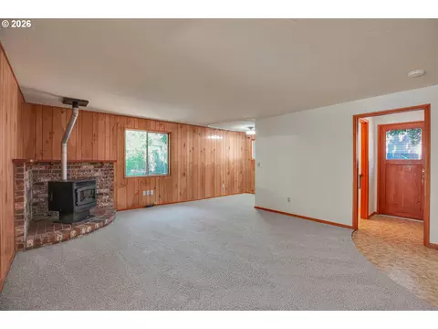 Living - 17055 SE Webster Rd, Gladstone, OR 97027 photo 5 of 6