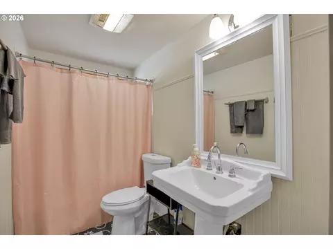 Bath - 17055 SE Webster Rd, Gladstone, OR 97027 photo 2 of 2