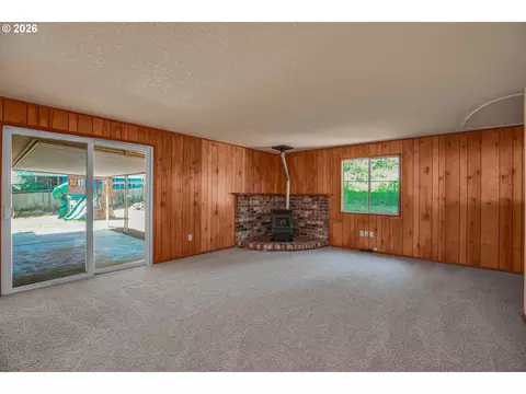 Living - 17055 SE Webster Rd, Gladstone, OR 97027 photo 4 of 6
