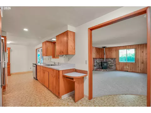 Kitchen - 17055 SE Webster Rd, Gladstone, OR 97027 photo 5 of 5