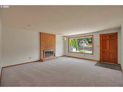 Living - 17055 SE Webster Rd, Gladstone, OR 97027 photo 2 of 6