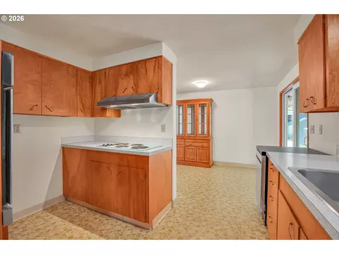 Kitchen - 17055 SE Webster Rd, Gladstone, OR 97027 photo 3 of 5