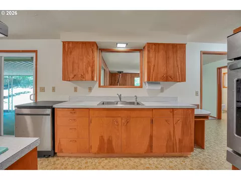 Kitchen - 17055 SE Webster Rd, Gladstone, OR 97027 photo 2 of 5