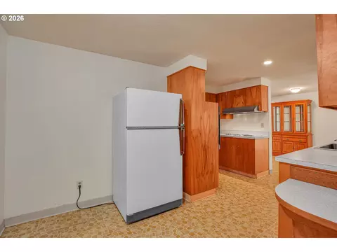 Kitchen - 17055 SE Webster Rd, Gladstone, OR 97027 photo 4 of 5