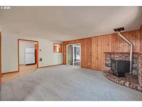 Living - 17055 SE Webster Rd, Gladstone, OR 97027 photo 6 of 6