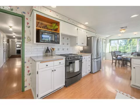 637 E 39th Pl, Eugene, OR 97405 photo 9