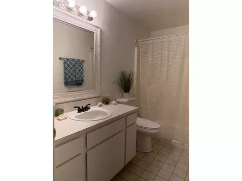 Bath - 1434 Fetters Loop, Eugene, OR 97402 photo 2 of 4