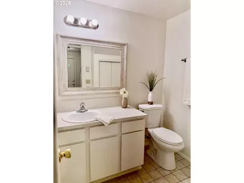 Bath - 1434 Fetters Loop, Eugene, OR 97402 photo 1 of 4