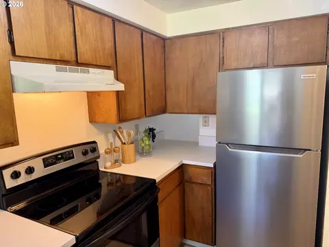 Kitchen - 1434 Fetters Loop, Eugene, OR 97402 photo 3 of 3