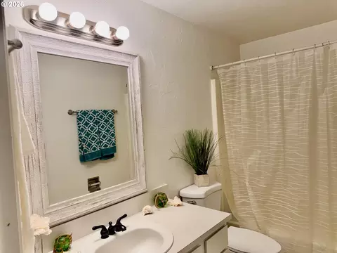 Bath - 1434 Fetters Loop, Eugene, OR 97402 photo 3 of 4