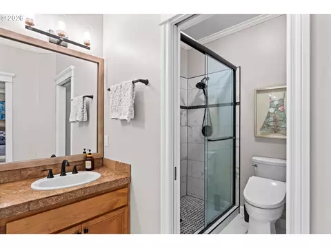 Bath - 3489 Riverplace Dr, Eugene, OR 97401 photo 4 of 7