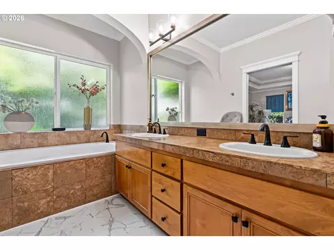 Bath - 3489 Riverplace Dr, Eugene, OR 97401 photo 6 of 7