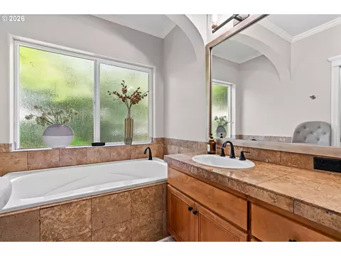 Bath - 3489 Riverplace Dr, Eugene, OR 97401 photo 3 of 7