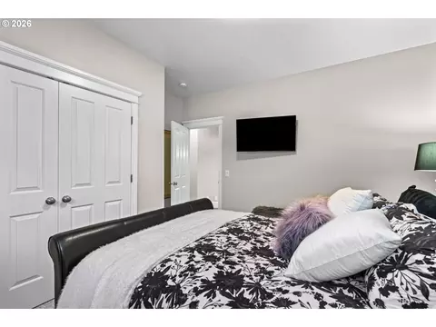 Bedroom - 3489 Riverplace Dr, Eugene, OR 97401 photo 5 of 7
