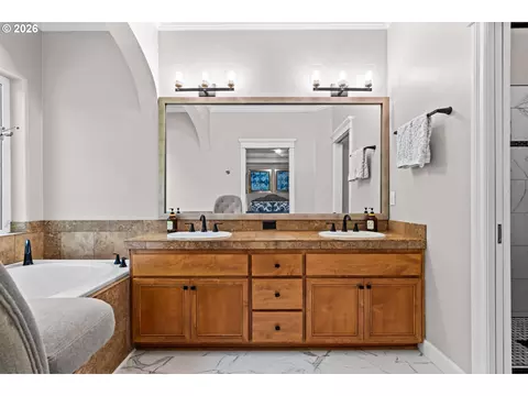 Bath - 3489 Riverplace Dr, Eugene, OR 97401 photo 2 of 7