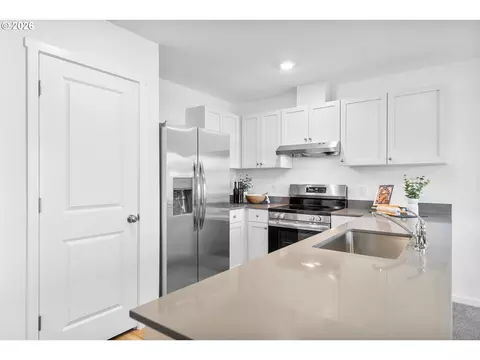 Kitchen - 5780 Bainbridge Rd, Eugene, OR 97402 photo 3 of 5