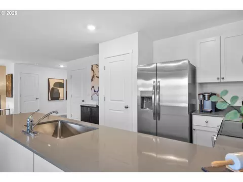 Kitchen - 5780 Bainbridge Rd, Eugene, OR 97402 photo 4 of 5