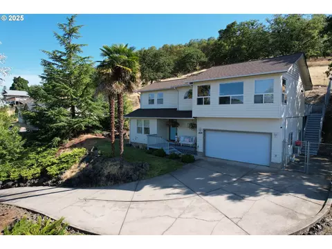 1849 NE Todd St, Roseburg, OR 97470