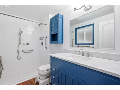 Bath - 2080 SE Kelly Ave, Gresham, OR 97080 photo 1 of 3