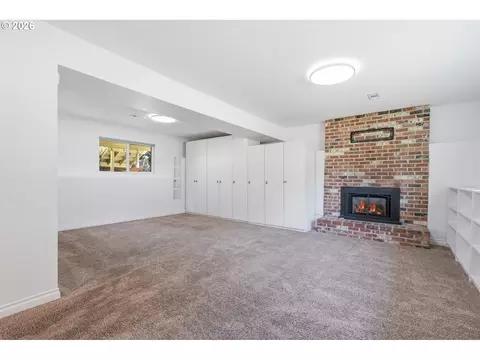 Living - 2080 SE Kelly Ave, Gresham, OR 97080 photo 6 of 9