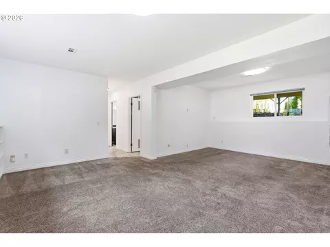 Living - 2080 SE Kelly Ave, Gresham, OR 97080 photo 9 of 9