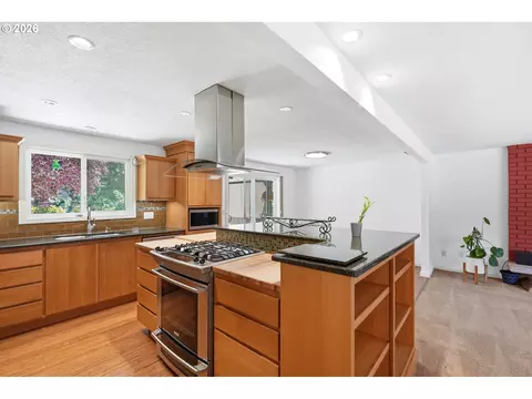 Kitchen - 2080 SE Kelly Ave, Gresham, OR 97080 photo 5 of 6
