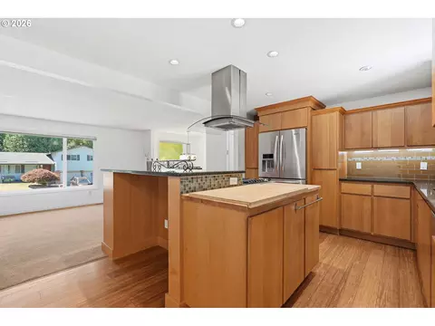 Kitchen - 2080 SE Kelly Ave, Gresham, OR 97080 photo 3 of 6