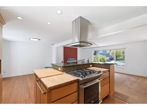 Kitchen - 2080 SE Kelly Ave, Gresham, OR 97080 photo 1 of 6
