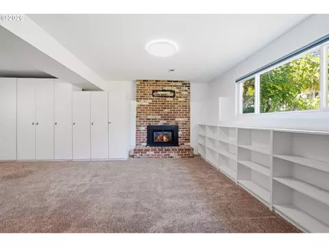 Living - 2080 SE Kelly Ave, Gresham, OR 97080 photo 7 of 9